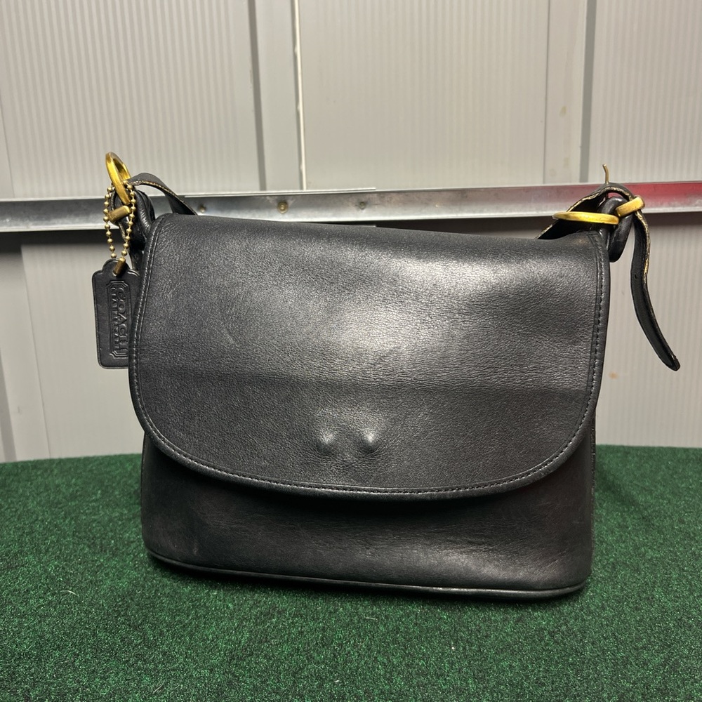 Vintage Coach 101-59 Black Leather Shoulder Bag with Gold Accents